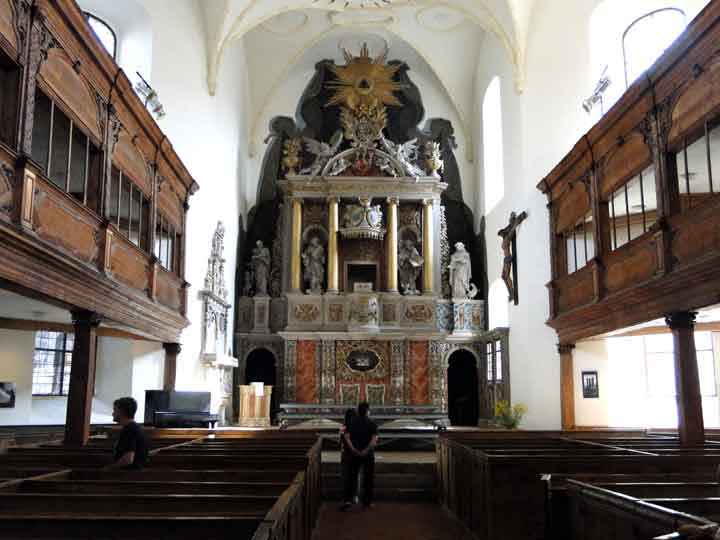Innenraum mit Altar in der Sankt Blasii-Kirche in Quedlinburg
