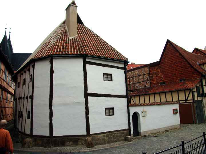 Hausansicht mit Tor Fachwerkmuseum im Ständerbau in Quedlinburg