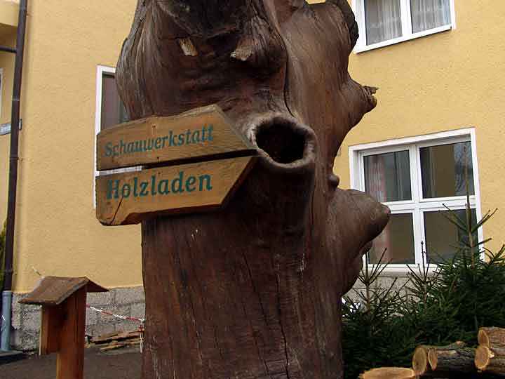 Schild zur Holzschnitzerei Rieder