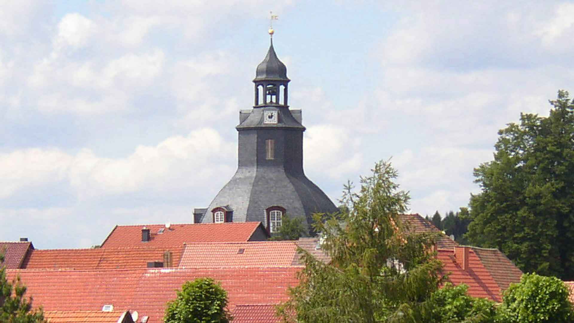 Turm der St. Cyriaci und St. Nicolai Kirche in Schwenda