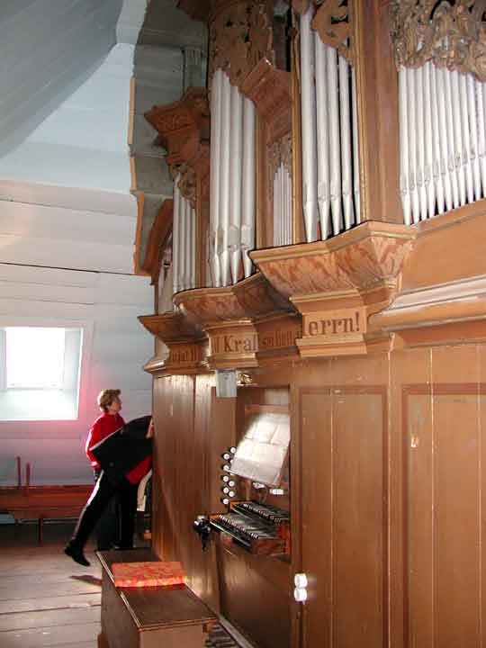 Orgel-Empore in der Kirche Zur Gottes Hilfe in Stiege
