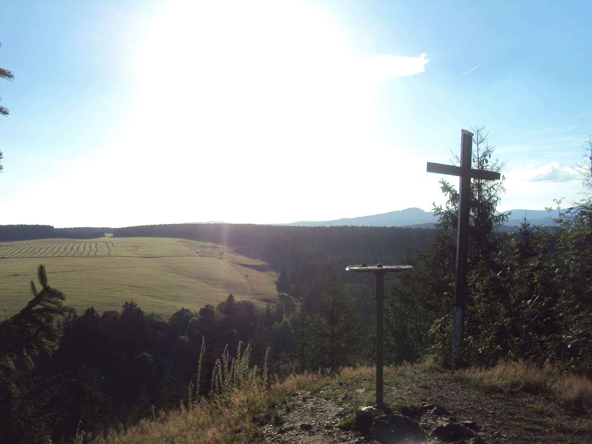 Der Kapitelsberg bei Tanne - Sicht zum Wurmberg und Brocken