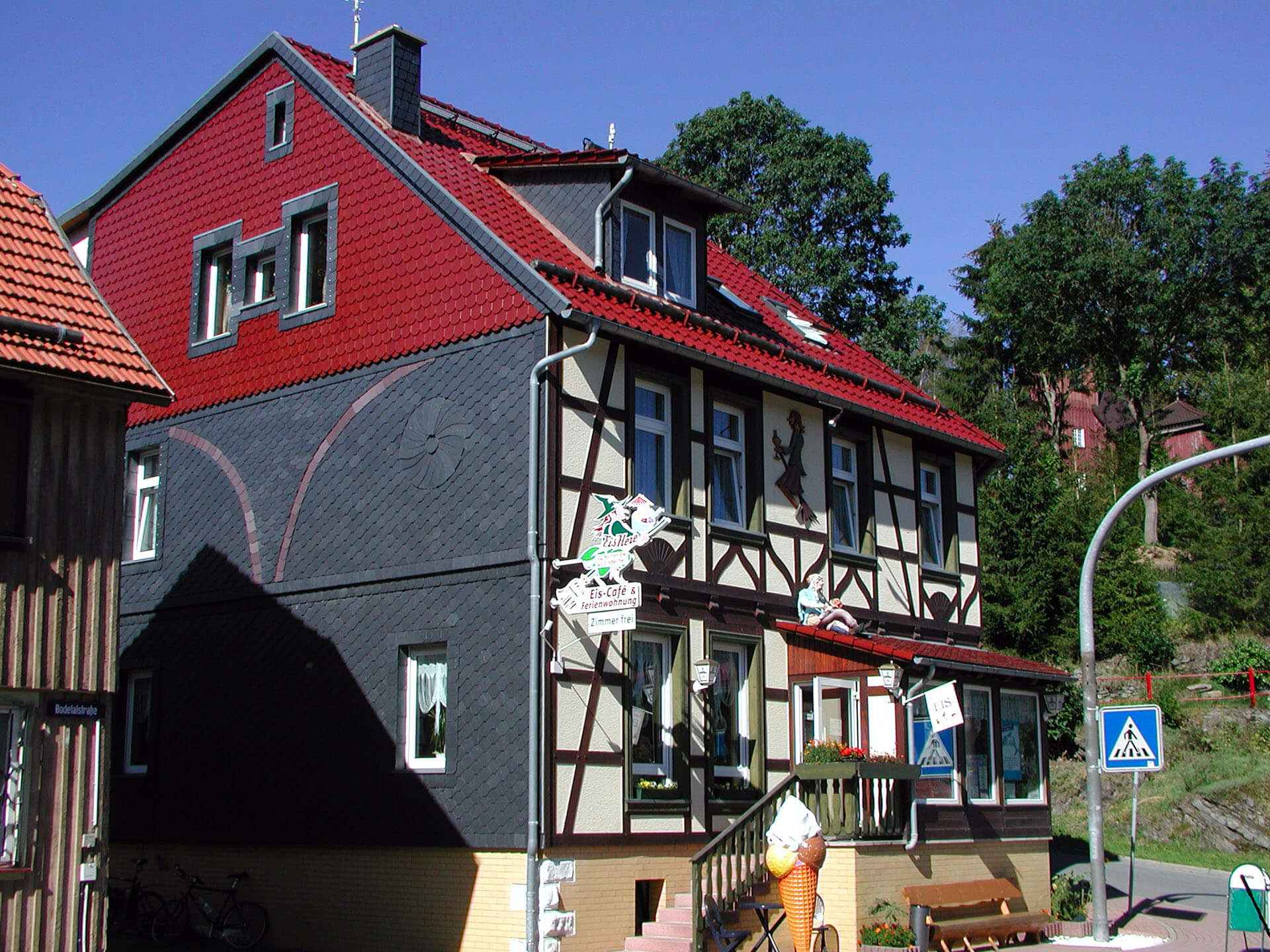 Eingang zur "Eishexe" Pension & Eis-Café in Tanne