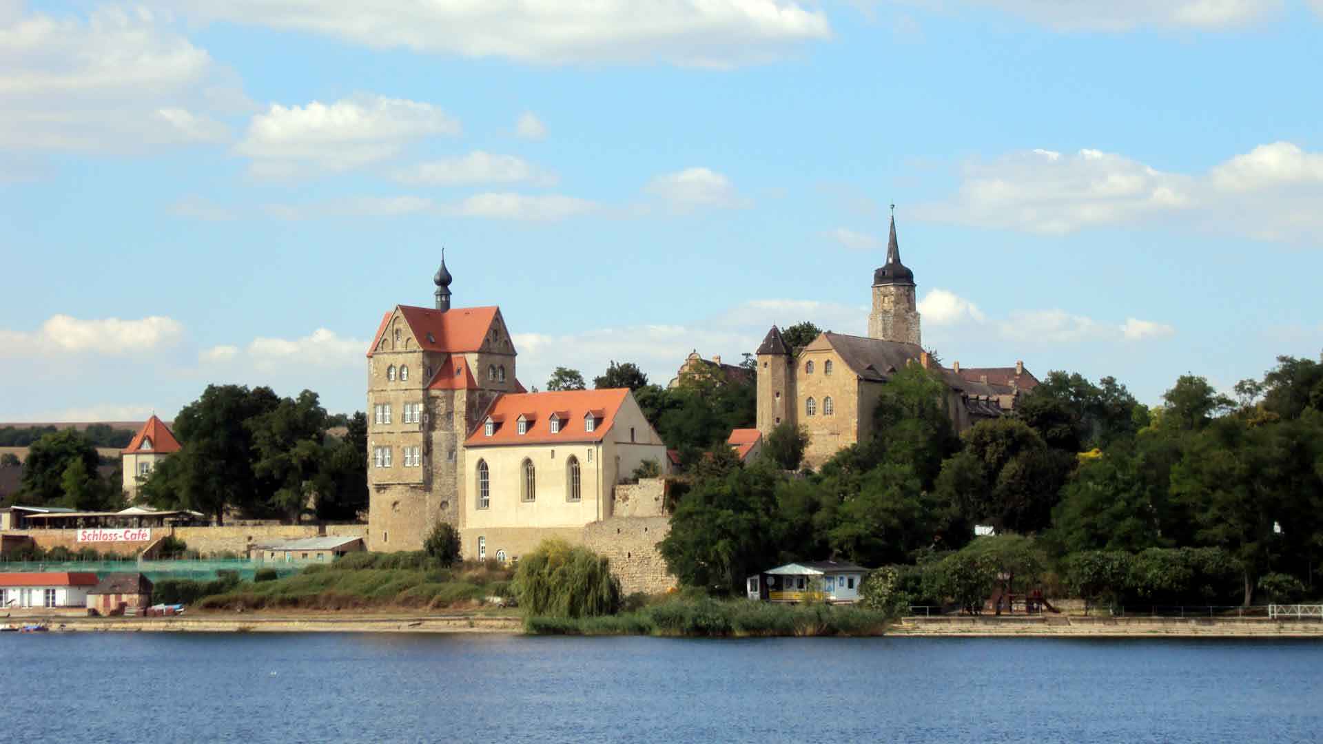 Blick zum Schloss Seeburg über den Salzigen See