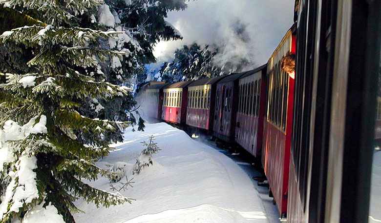 Brockenbahn schnauft im Winter durch den Harz