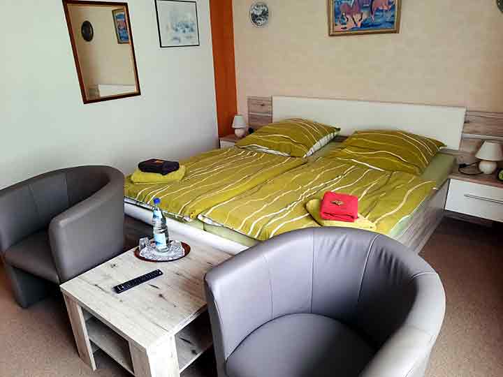 Bett im Doppelzimmer im Haus Sonneneck - Café und Pension in Riefensbeek-Kamschlacken Osterode