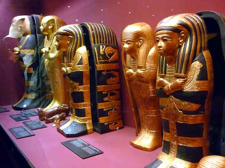 Goldverzierte Mumien im Museum