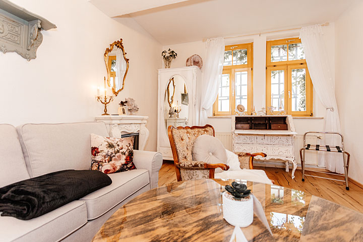 Ferienwohnung "Bismarck Suite Quedlinburg" by MEIS - historisches Wohnzimmer mit grünen Ausblick