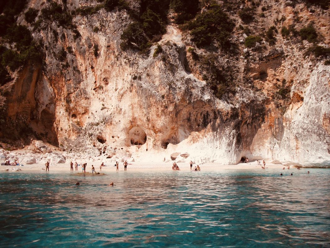 Badespaß am Strands von Sardinien