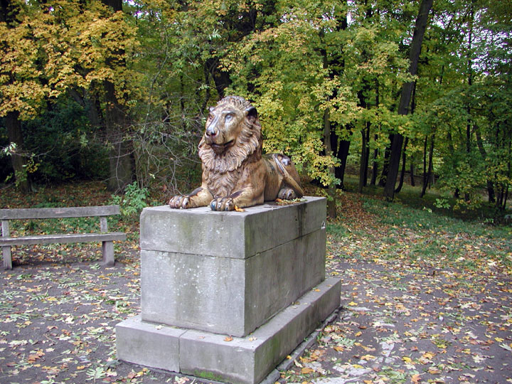 Schlosspark am Schloss Ballenstedt - Wappenlöwe