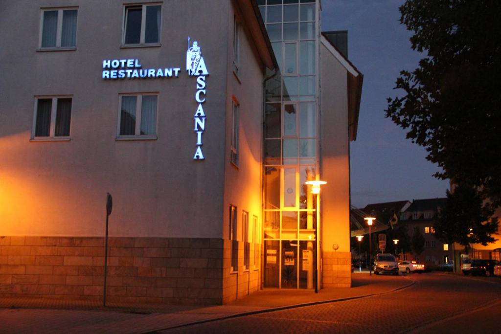 Hotel Ascania in Aschersleben am Abend